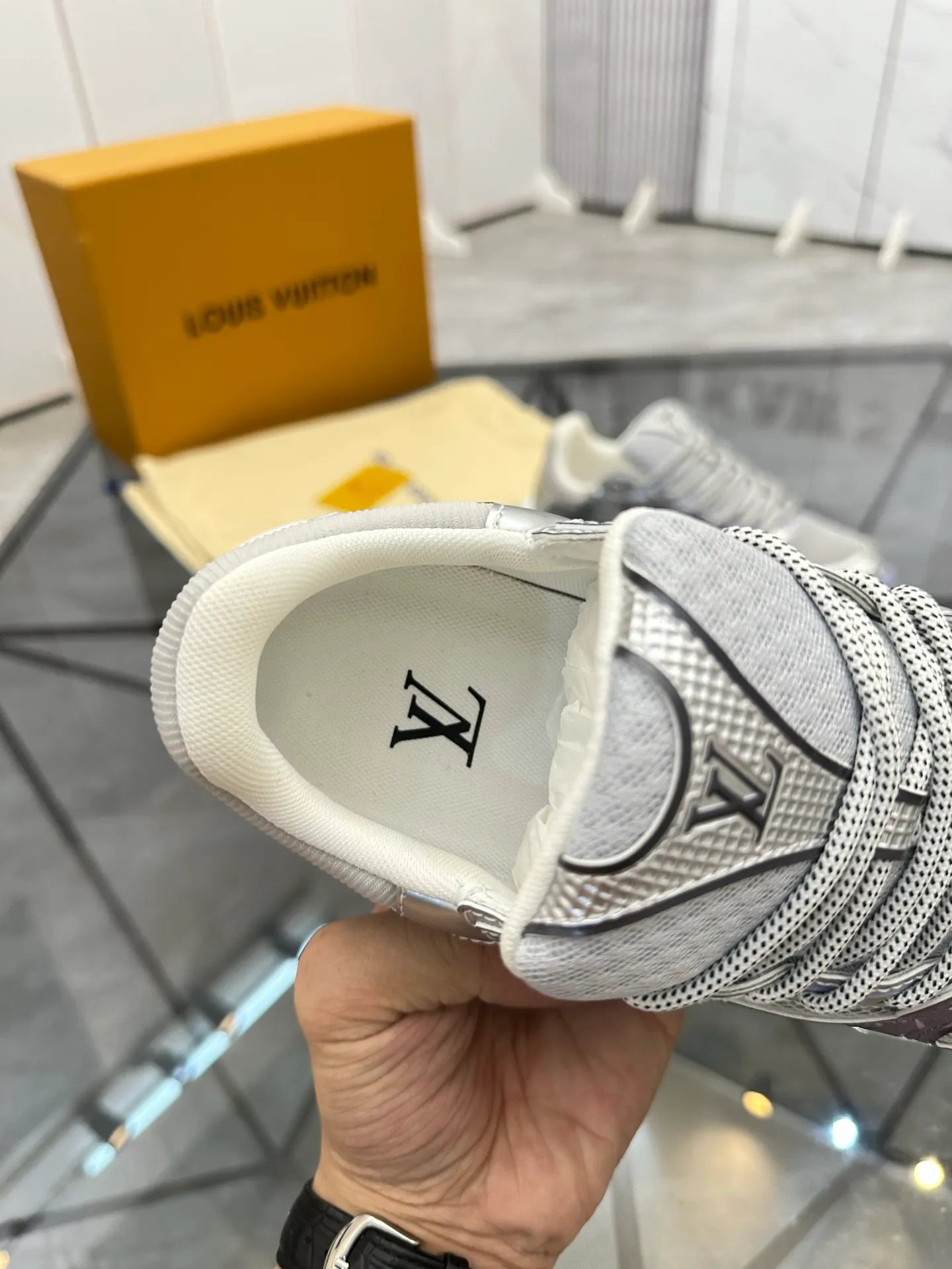 Men's shoes: 💰P660¥ Top quality Product trademark: LV* "Louis Vuitton*" low-top casual shoes Regular size: 35-44 (can be customized to 45.46) Couple style Product materials: Upper imported cowhide stitching original material, breathable lining, original outsole. Number: H218